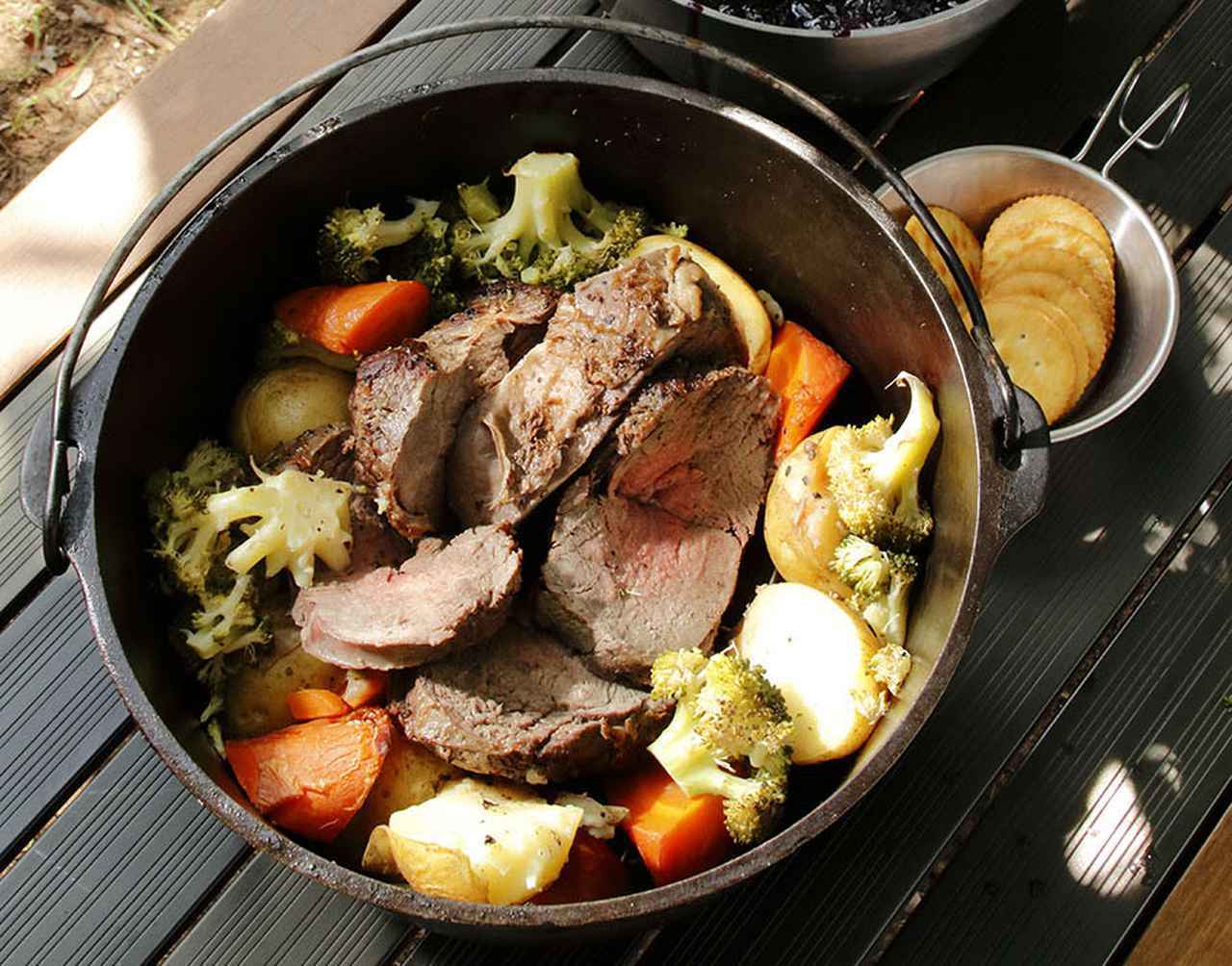 食材入れて煮込むだけ！ダッチオーブンで作るチキンの白ワイン煮込み料理・レシピBE-PAL キャンプ、アウトドア、自然派生活の情報源ビーパル