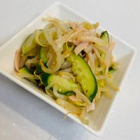 title もやしとハムの中華サラダ ⠀⠀ 調理時間:約10分 さっぱりとした、もやしとハムの中華サラダをご紹介！ハム を入れることで簡単に彩りと旨味がアップ！きゅうりも入っているので食感もアクセントになり、彩りもきれいに仕上がります。あと1品欲しい時にもおすすめ