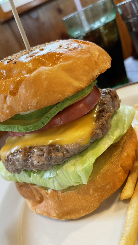 今回は当店のLunch Courseの御紹介です。 当店人気のベンジャミンバーガーやステーキサンドイッチをメインにお召し上がりいただけます LunchPetit Menu と、自慢の熟成肉がメインになります Lunch Prix Fixeの2種類を御用意しております。 かなりお得にお