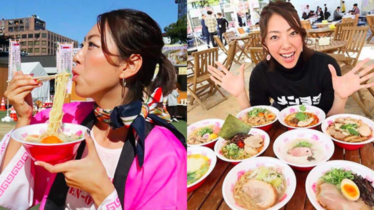 カップラーメンを食べる女性 28174009403 の写真・イラスト素材アマナイメージズ
