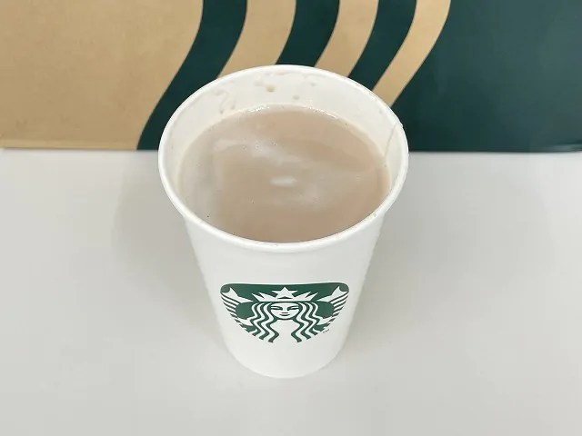 スタバ行ったらいつもコレ！パン屋さんで売ってそうな「やみつき惣菜パン」ソーセージのパリッと食感がたまらないの！ 実食レビュー