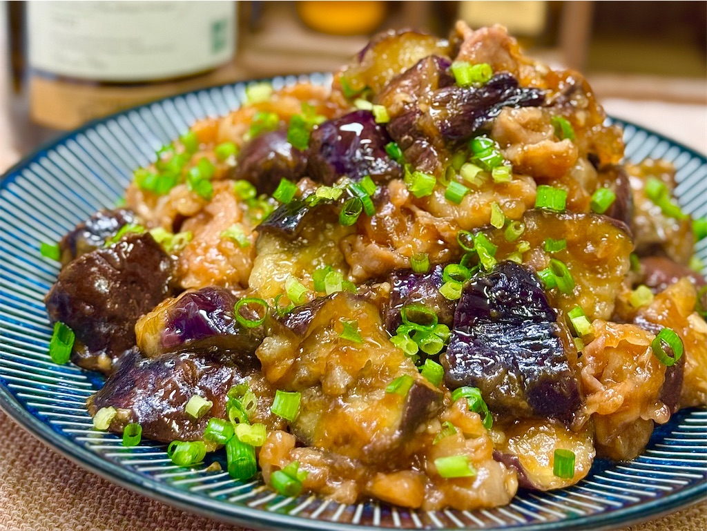 夏のスタミナ！フライパン一つで！「にんにくたっぷり豚バラとナスのトマト煮込み」のレシピ