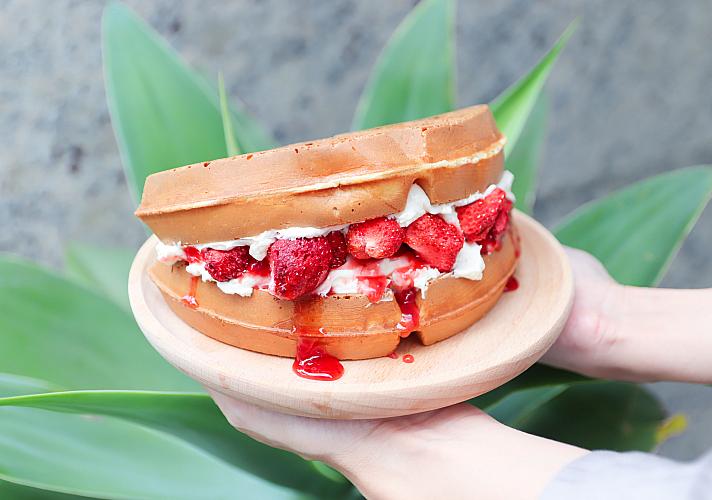 進化系 クロッフル 見つけた♡韓国で大流行!クロワッサンのワッフル🥐鶴橋・大阪コリアタウンおすすめ串グルメ 後編 そのへんのアジア -YouTube