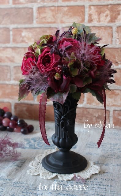 シックな色合いの八重咲きトルコキキョウ小夏ボルドー 花持ち良く切り花にオススメ 白斑にダークパープルの実が💜なカプシカム パープルレインどちらも店主好みのCOOLカラー 早速寄せてみましたボルドー パープル COOL 好み 好き 花好き flowers ガーデナー 園芸 城西