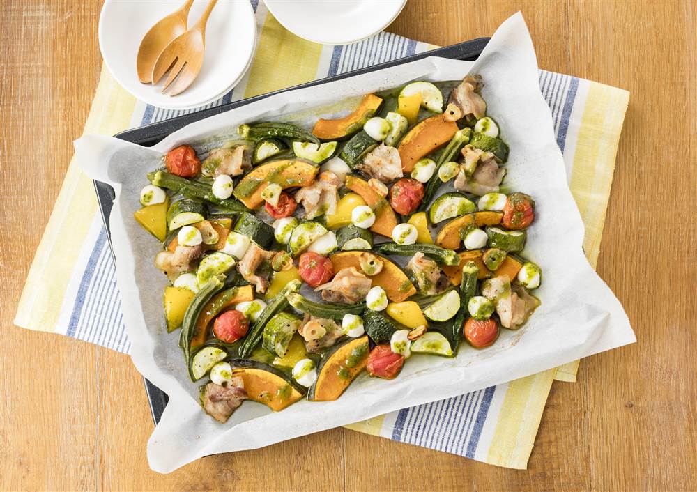 🍳recipe 夏野菜とチキンのオーブン焼き9月なのに、夏なかなか終わりませんね手間をかけずに、美味しくて元気の出るもの作りたい！ 食べたい ！そんな日は切って焼くだけ 素材の美味しさを味わうシンプルレシピ。鶏肉は皮をパリッと じっくりグリルした野菜は