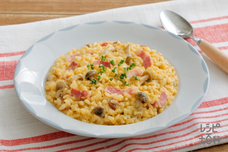 レンジですぐできる！ 卵とチーズの簡単リゾット風