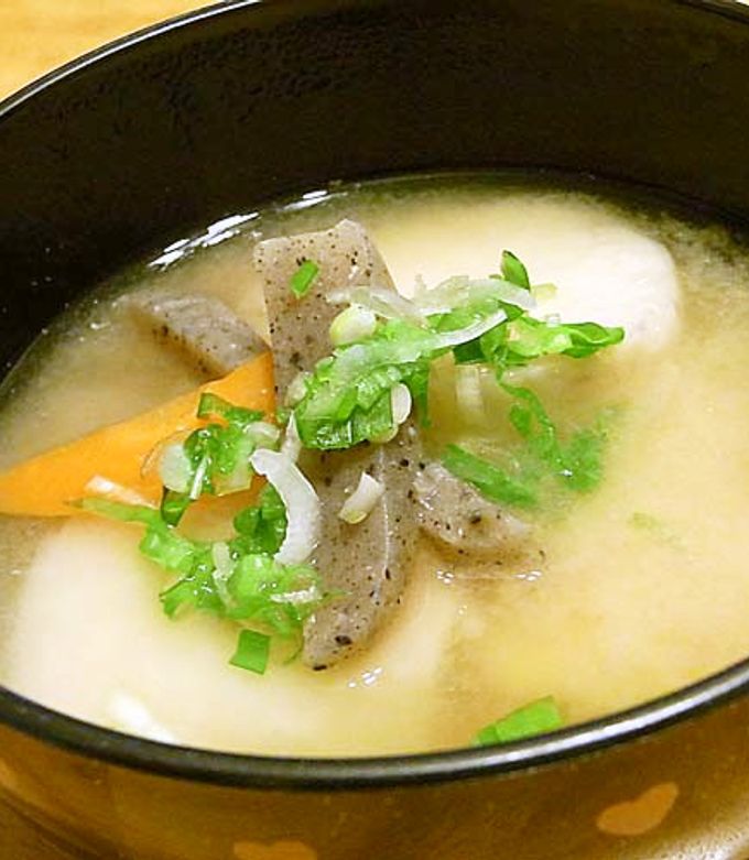 里芋と白菜 長ねぎのお味噌汁 ⁡ 里芋が美味しい季節になってきました♪ 一気に秋〜冬っぽい一杯です‼︎ ⁡ ◇材料 里芋2個、白菜2枚、長ねぎ 細 1本水600ml、削り節2〜3g お味噌大さじ2 約36g◇作り方手順 ①鍋に水とカットした長芋を入れ火にかけ 沸騰したら少し火を