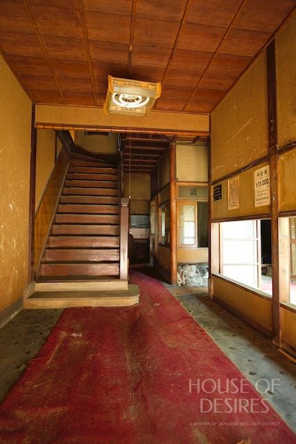 飛田新地、悠 ゆう 。鯛よし百番のような素晴らしい妓楼建築。なかは内緒😊妓楼建築飛田新地今池駅新今宮駅動物園前駅西成区レトロ看板路地裏レトロ商店街昭和レトロ懐かしい風景街歩き街歩きスナップ街ブラ写真を撮るのが好きな人と繋がり