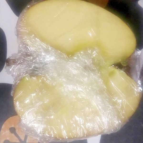 旬のりんご、正しい保存方法は↓🍎 ＼産直お取り寄せグルメ@tabechoku を フォローしてチェック✓新鮮さ長持ち！りんごの保存方法①キッチンペーパーで1個ずつ包む ②ポリ袋に入れて口を閉じ、冷蔵庫で保存冬場でも