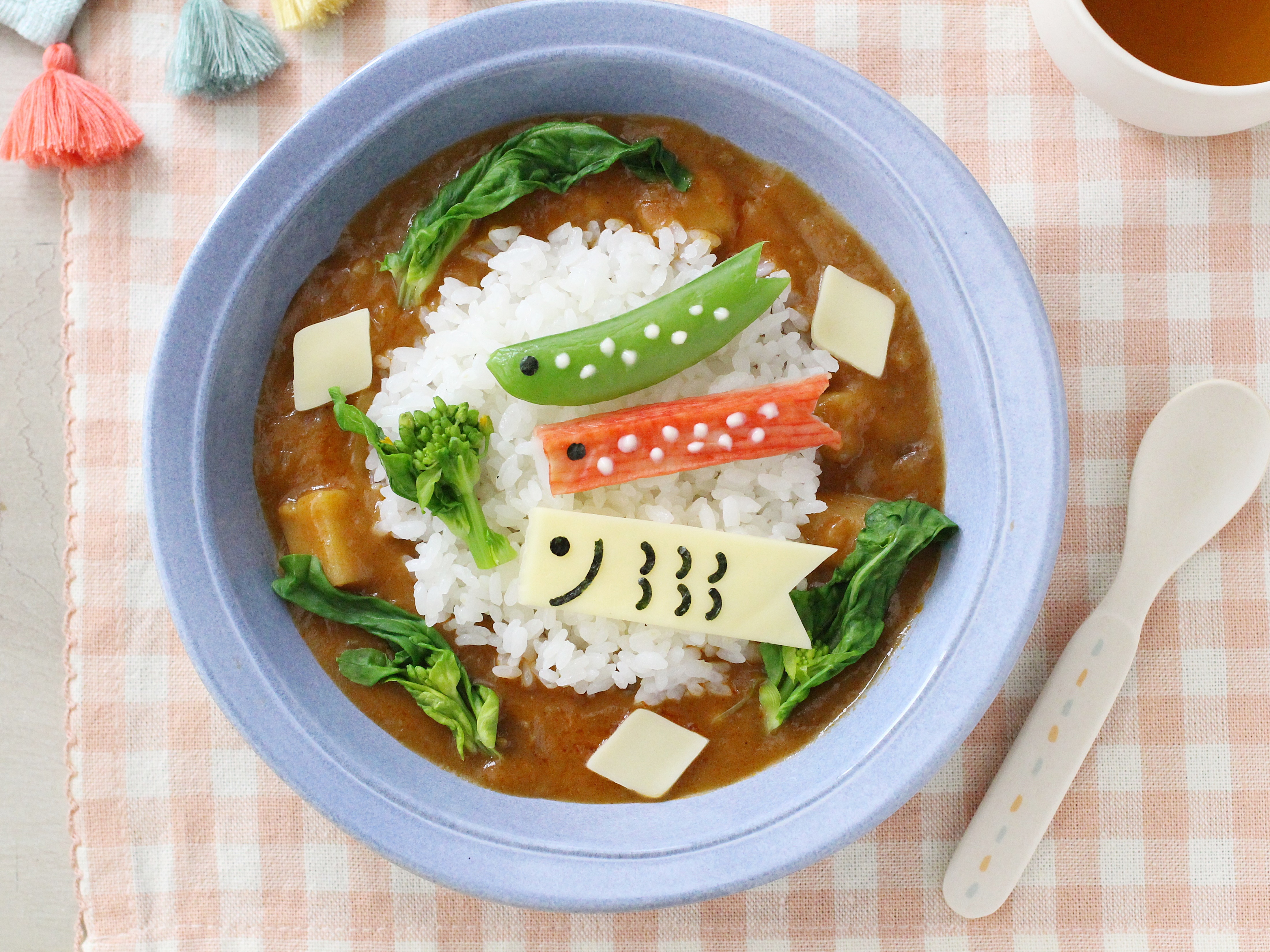 これを子供に出したら秒で完食した 型で簡単!子供も大人も喜ぶ猫ちゃんカレーレシピ!Kitty Curry with Ricetiktokレシピ簡単レシピ猫カレーtiktokfoodtastyjapan 1人分 材料: ご飯150g ロースハム 1枚 焼きのり適量 市販のレトルトカレー1袋 作り方: ① 猫のご飯用型抜きにご飯を詰め、平皿に移す。 ②
