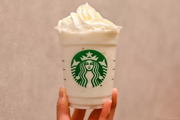 スタバ 店舗限定の『抹茶&クラッシュアーモンドミルクティーラテ』にどハマり中!オススメカスタムもご紹介!MORE