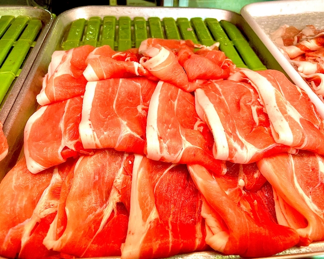 助けて--豚肩ロースに黒い点。調理しても安全？それとも危険？ : r BBQ