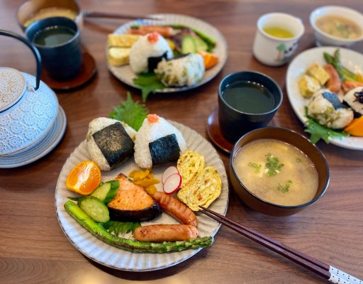 おにぎりワンプレートで朝ごはん暮らしとおしゃれの編集室