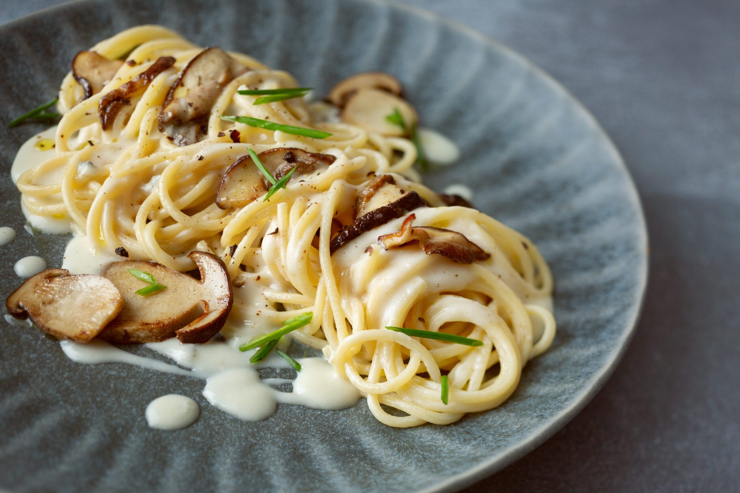 Enjoy the taste of life - ペコリーノ・ロマーノDOPは、イタリア料理で最もよく知られているレシピ、パスタ ・アッラ・カルボナーラのベースです！この美味しいローマの伝統料理の材料の主役となるペコリーノチーズのリッチな味わいが、卵とグアンチャーレに絶妙に融合