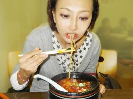 ラーメンを食べる女性のイラスト素材81785733- PIXTA