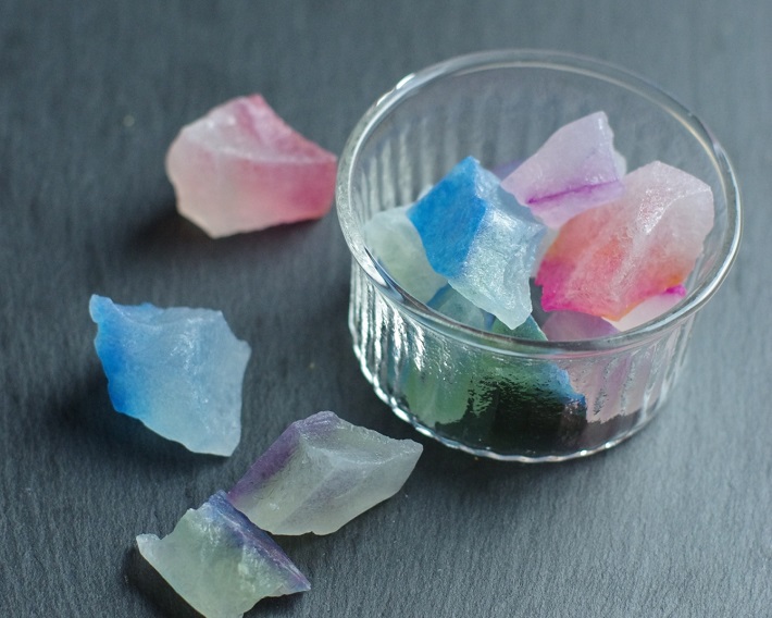 夏の自由研究 SNSで話題！夏の伝統和菓子「琥珀糖」を作ろう - 夏休みおでかけガイド2025