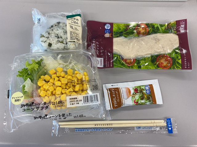 トレーニング後の「おにぎらず」、おすすめ具材はサラダチキン！？YOLO