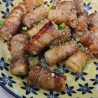 ＼簡単作り置きおかず , ヤングコーンの肉巻き, ～材料 8個分 ～, ・レトルトヤングコーン 8本, ・豚バラ薄切り肉 4枚,・冷凍いんげん 8本, ・小麦粉 大さじ1, ・ A 醤油 大さじ1,A みりん 大さじ1, ～作り方～,❶豚バラ・冷凍いんげんを半分に切る。, ❷豚バラにヤングコーン・冷凍いんげんをのせて巻く。, ❸小麦粉をまぶす。,