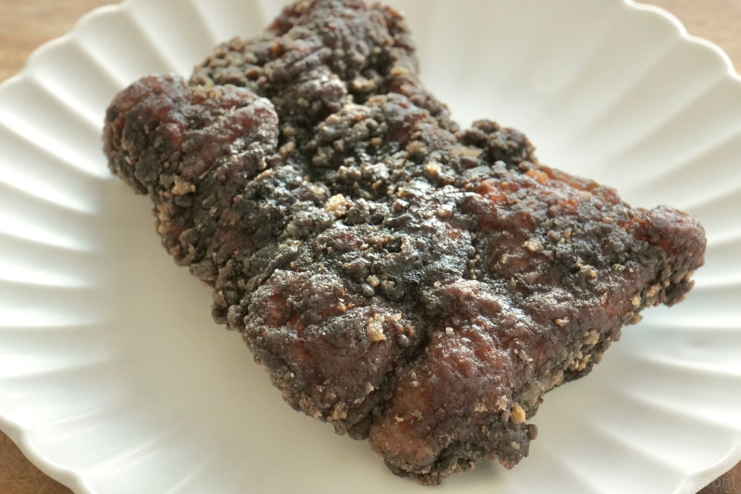 黒いパリチキ 黒トリュフ塩味 ローソン 真っ黒な見た目とは違って上品な味わいのチキンです!!いぬきちのコンビニ飯
