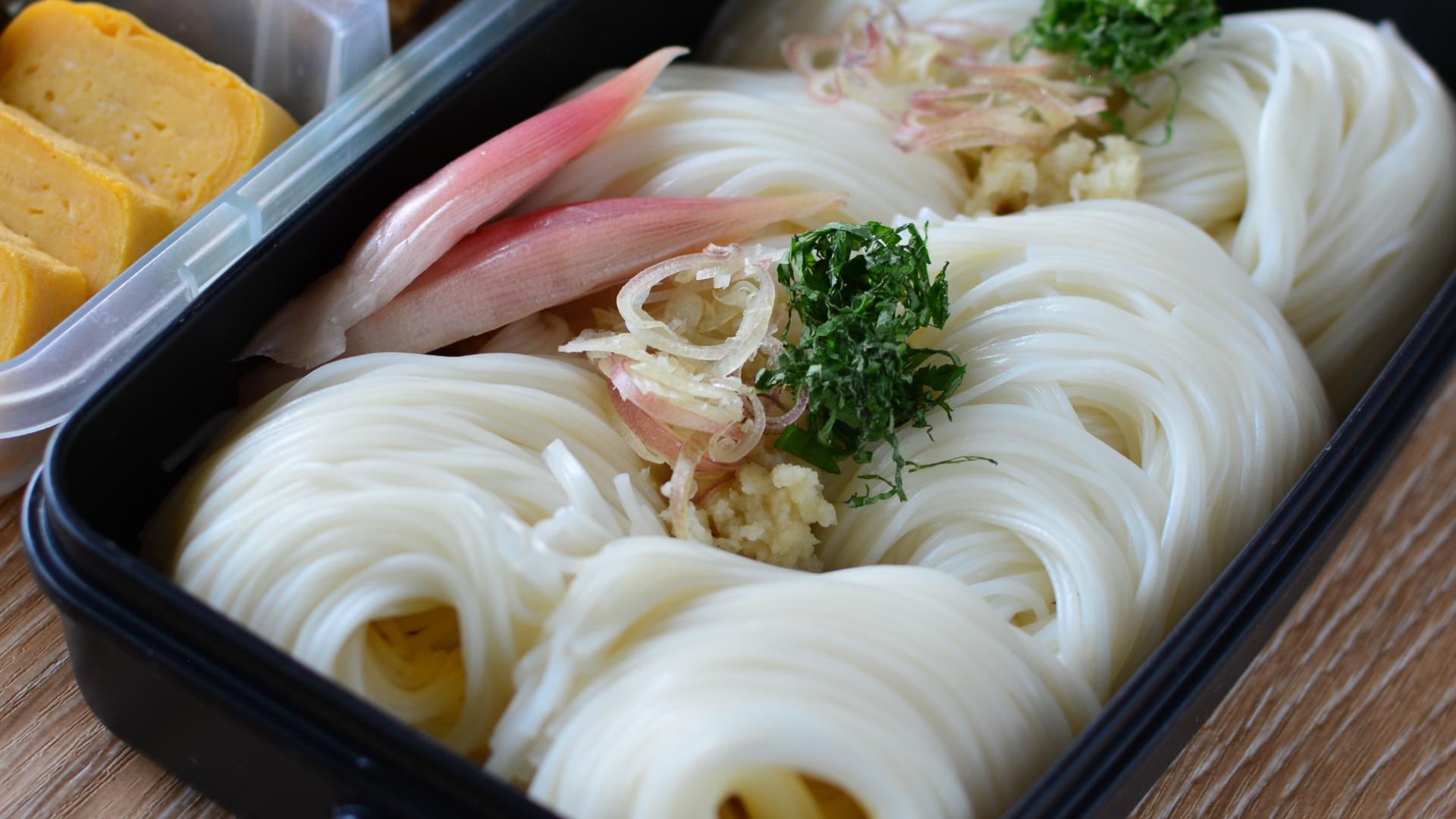 鶏むね肉と梅のおかかそうめん弁当