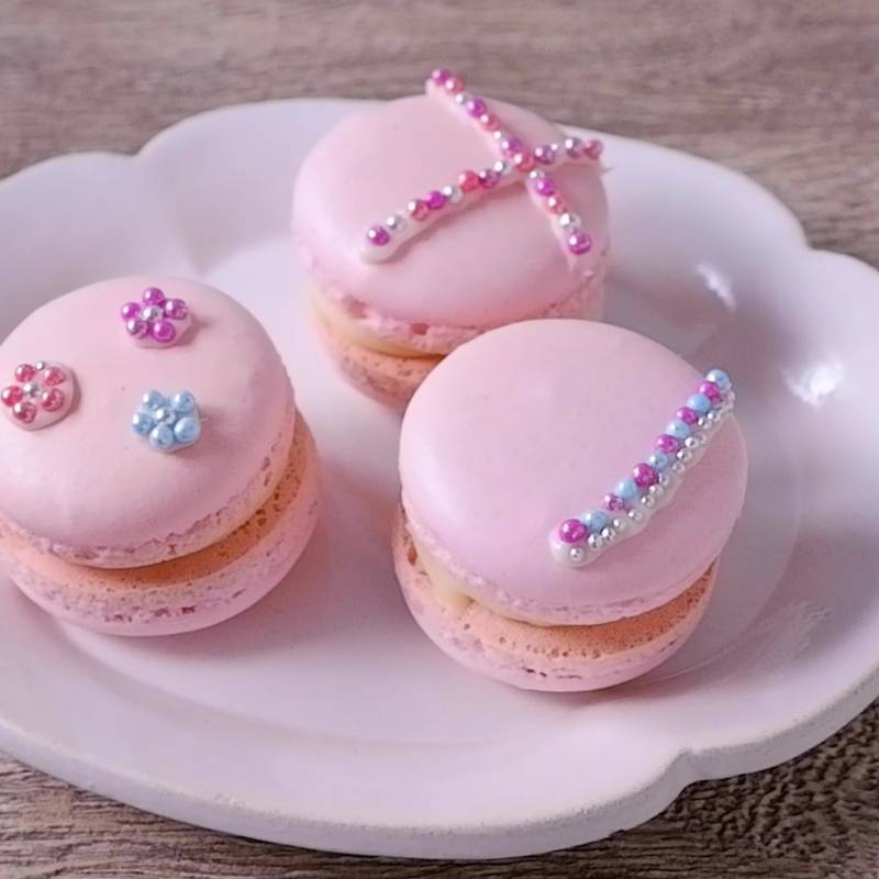 ✨基本のマカロンの作り方、失敗しないコツありレシピ✨ writer nozomiさん カラフルでかわいいスイーツ・マカロン。大好きという方も多いのではないでしょうか。今回は、工程も材料も一番少ないフレンチメレンゲを使用した基本のマカロンのレシピをご紹介。 失敗し