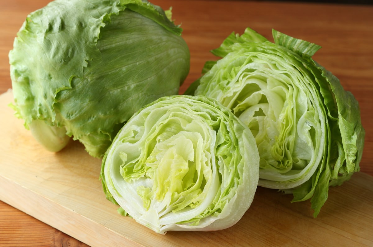 レタスを手でちぎり、水に浸す 下ごしらえ