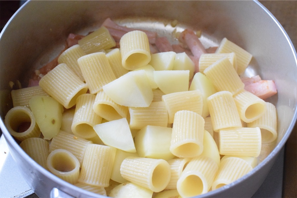 🧂材料 • じゃがいも1個 約150g• ベーコン30g • 玉ねぎ1 4個 • サラダ油小さじ1TikTok