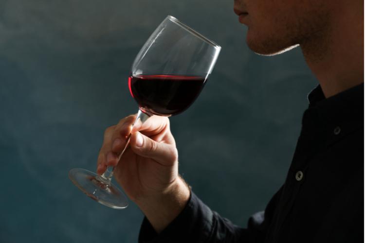 乾杯でのグラスの持ち方と所作 マナー講師永田之子永田之子