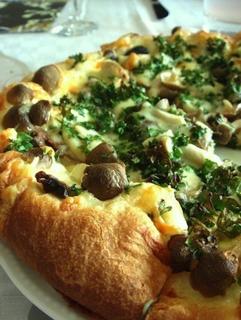 フォンターナピザレシピ キノコとひき肉のデミグラソースピザ