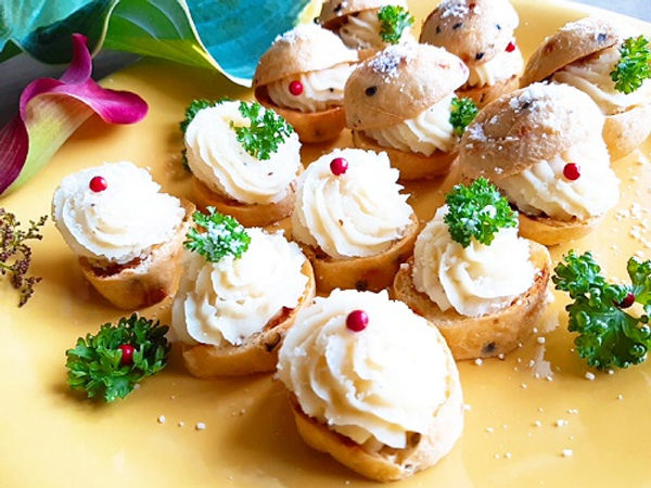 見た目がかわいい♡プチシューデコレーション生クリームと、シュークリームどちらも堪能できるデコレーション！たまにシューに顔が書いてあることも！？ ぜひ見てみてください🙌🏻🙌🏻anneau_tamagawaanneauアノーパティスリーアノーアノーケーキ