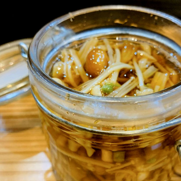 マジでご飯が進みすぎる ！えのきと調味料入れてレンジでたった４分！『自家製なめたけ』の作り方 - てぬキッチン