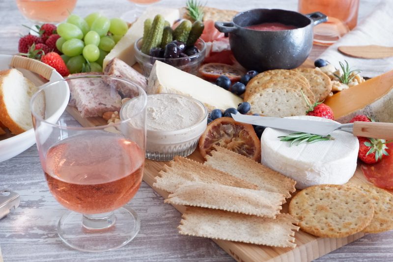 何をどうのせればいいの?食卓を華やかにする「カッティングボード」の盛り付け方キナリノ