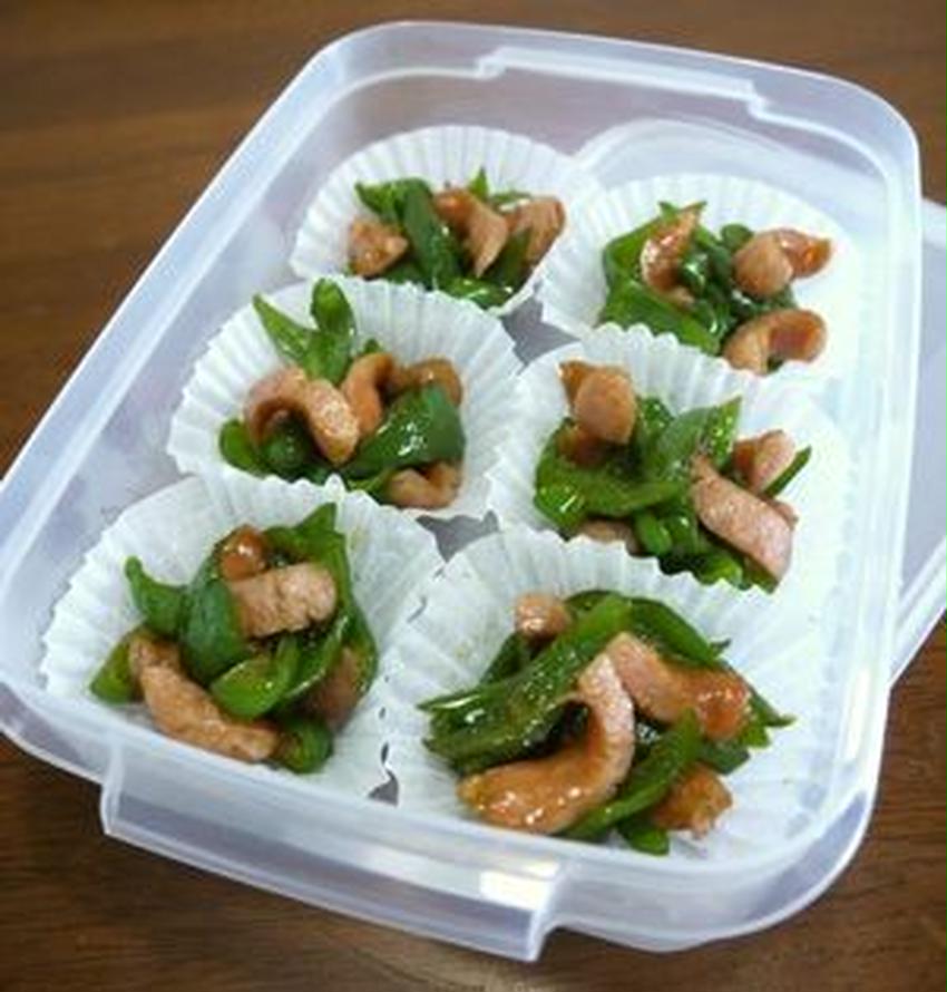 お弁当にぴったり♡鶏もも肉とピーマンの甘辛カレー炒め 〃∇〃 と２品