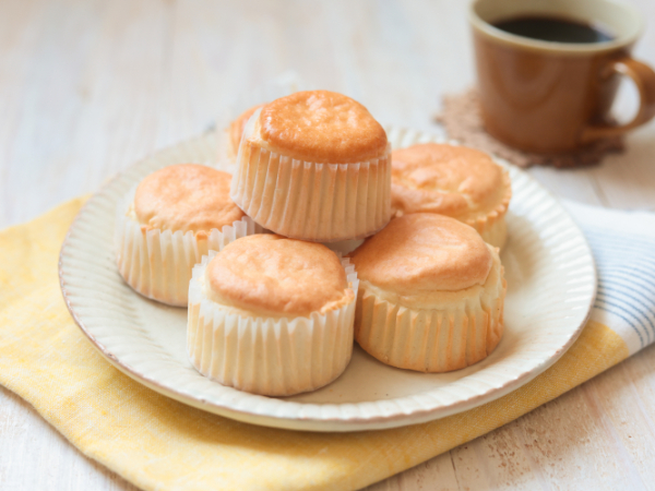 この卵なしチョコレートカップケーキのレシピは、作るのがすごく簡単で、美味しく仕上がり、きめが細かく、すごくしっとりしていて、めちゃくちゃチョコレート風味で、甘いものへの欲求を満たすのにぴったりなおやつです。しかも、コンデンスミルクやヨーグルトは使わず