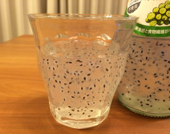 飲むのに勇気がいる 。カエルの卵にそっくりの「バジルシードドリンク」が怖い