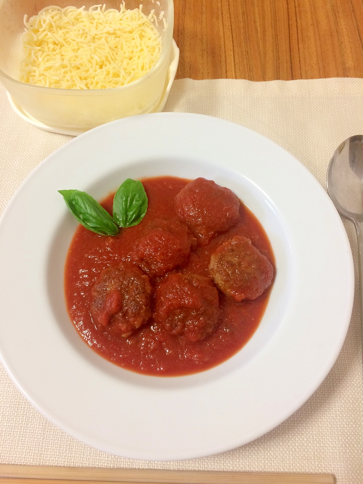 トマトソースが絶品♪ チーズ煮込みハンバーグ