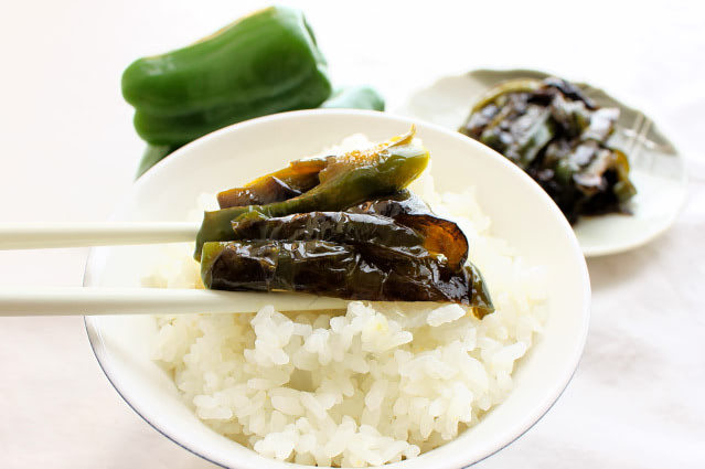 タモリさん考案の革命的に美味いピーマンを作りました🫑😆, このシンプルな味付けでこのうまさ！？とビビるほど美味かった！,簡単なのでぜひ参考にしてみてください＾＾, ◆材料, ・ピーマン４〜9個 お好み , ・サラダ油小さじ２, ☆醤油大さじ１, ☆みりん大さじ１,☆酒大さじ１, ☆水45cc, ☆だしの素小さじ１ ２, ☆かつお節適量, ◆作り方, ①ピーマンを４等分くらいに切る,