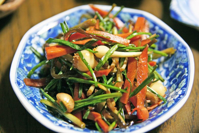 春の山菜狩り 「ノビル 野蒜 」の酢味噌と、「セリ 田ゼリ 」の胡麻和えオリーブノート公式 - カラダに美味しい、オイルのノート