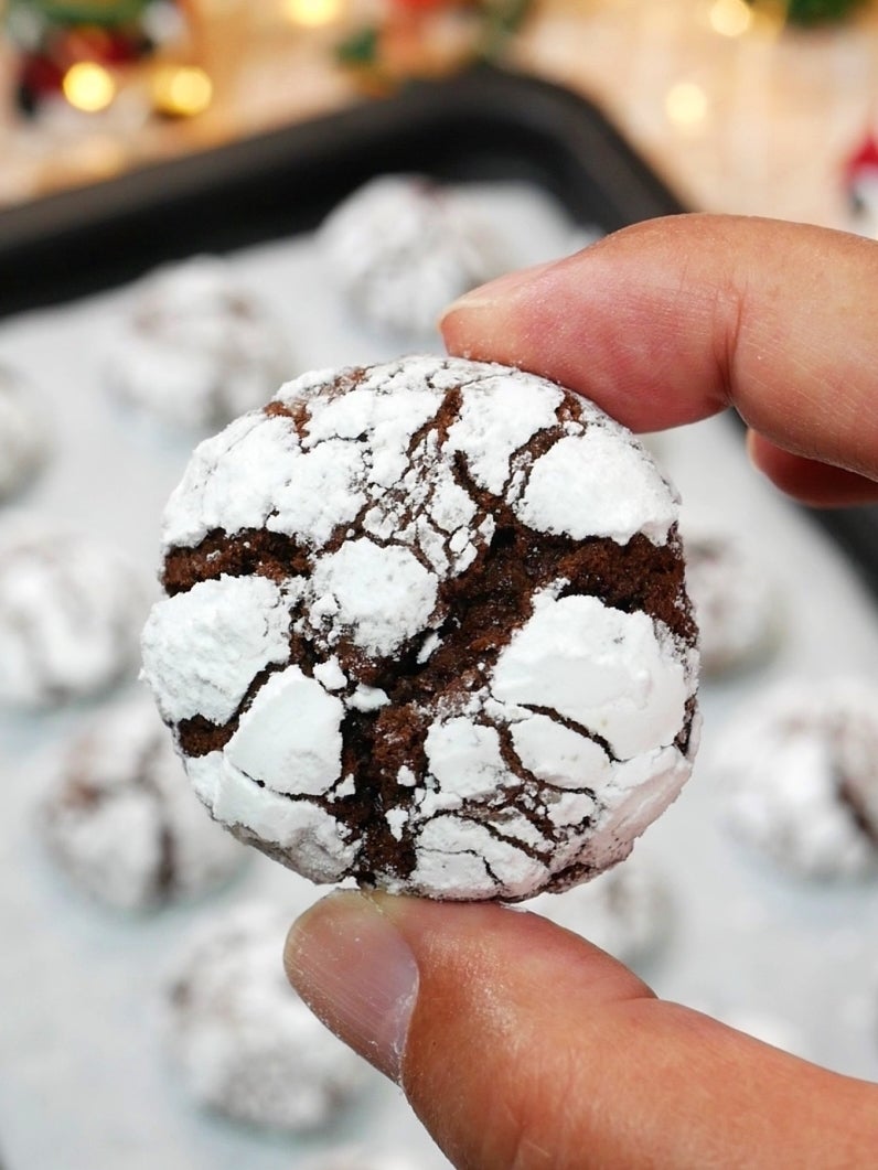 ファジーチョコレートクリンクルクッキー🇵🇭レシピ付きチョコレートクリンクルクッキーを作ってみました。”crinkle”は”しわ”と言う意味だそうです!今まで覚えたことがなかった単語でした!✏️ クリンクルクッキーはクッキーという名前がついてるけど、外側が