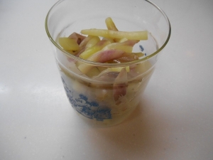 休日賄いレシピ 「茗荷バンバンジー冷麺」 この時期スーパーに「茗荷の忘れ物」という茎や皮をまとめたお得パック出るのでこれ使い冷麺。梅風味でさっぱり食べれます! 材料 鶏もも肉 1枚 茗荷忘れもの 売ってなければ普通の茗荷で 140g 長葱 80g だいたい1本分生姜