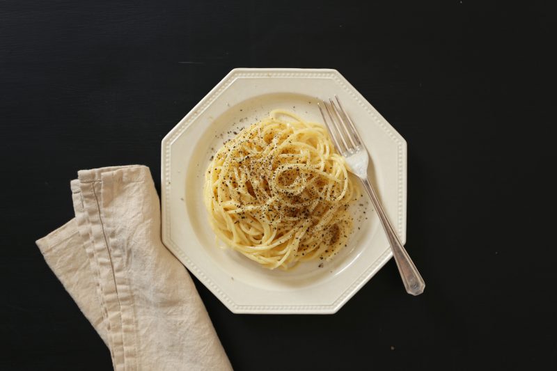 疲れた日こそフライパンパスタ 04：週末、お酒と一緒に楽しみたい。胡椒が絡む「チーズソースのパスタ」 - 北欧、暮らしの道具店
