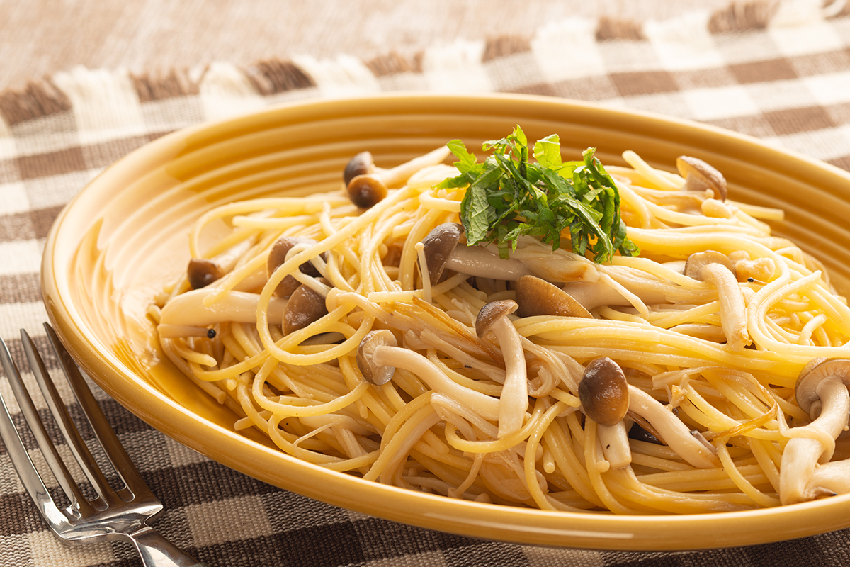 ワンパンで簡単に作れる きのこたっぷりバター醤油パスタ