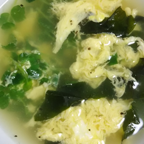簡単・おいしい♪丸鶏ふわ玉豆苗スープクラシル