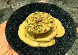 人気の輸入食材で作る技ありレシピ！レシピ ピスタチオクリームのマリトッツォ材 料 ３個分 ・丸パン ３個 ・ピスタチオスプレッド 大さじ２・生クリーム １００ｍｌ 乳脂肪分４０％以上がおすすめ作り方① 生クリームを氷水にあて、７分立てにする