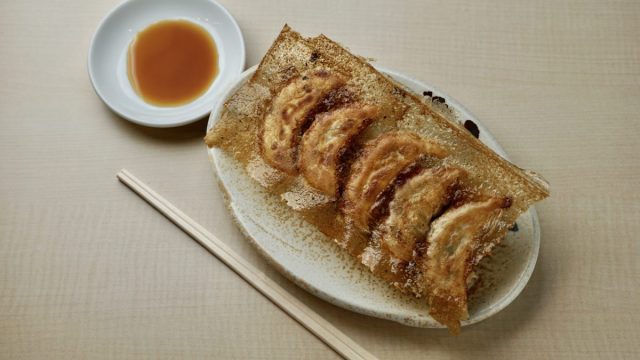羽根つき餃子秘伝！これが羽根付き餃子の焼き方です。 まずは5個の餃子から練習してみてください👍 １、水と小麦粉を合わせてよく混ぜる 使う前にもう一度混ぜる 。２、鍋を中火で熱して油をたらし、１を流し入れる。 ３、餃子を並べてフタをして、３～5分、音が
