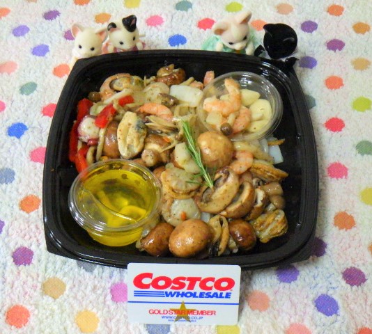 コストコの人気商品✨シーフードアヒージョ⁠ これは一度食べたらリピ確定‼️ コストコで販売中の「シーフードアヒージョ」が、とにかく美味しすぎると話題です‍‍‍！⁠⁠ ぷりっぷりのエビ🦐にホタテ、ムール貝🦪、イカ🦑など魚介がたっぷり！ ガーリックとオリーブ