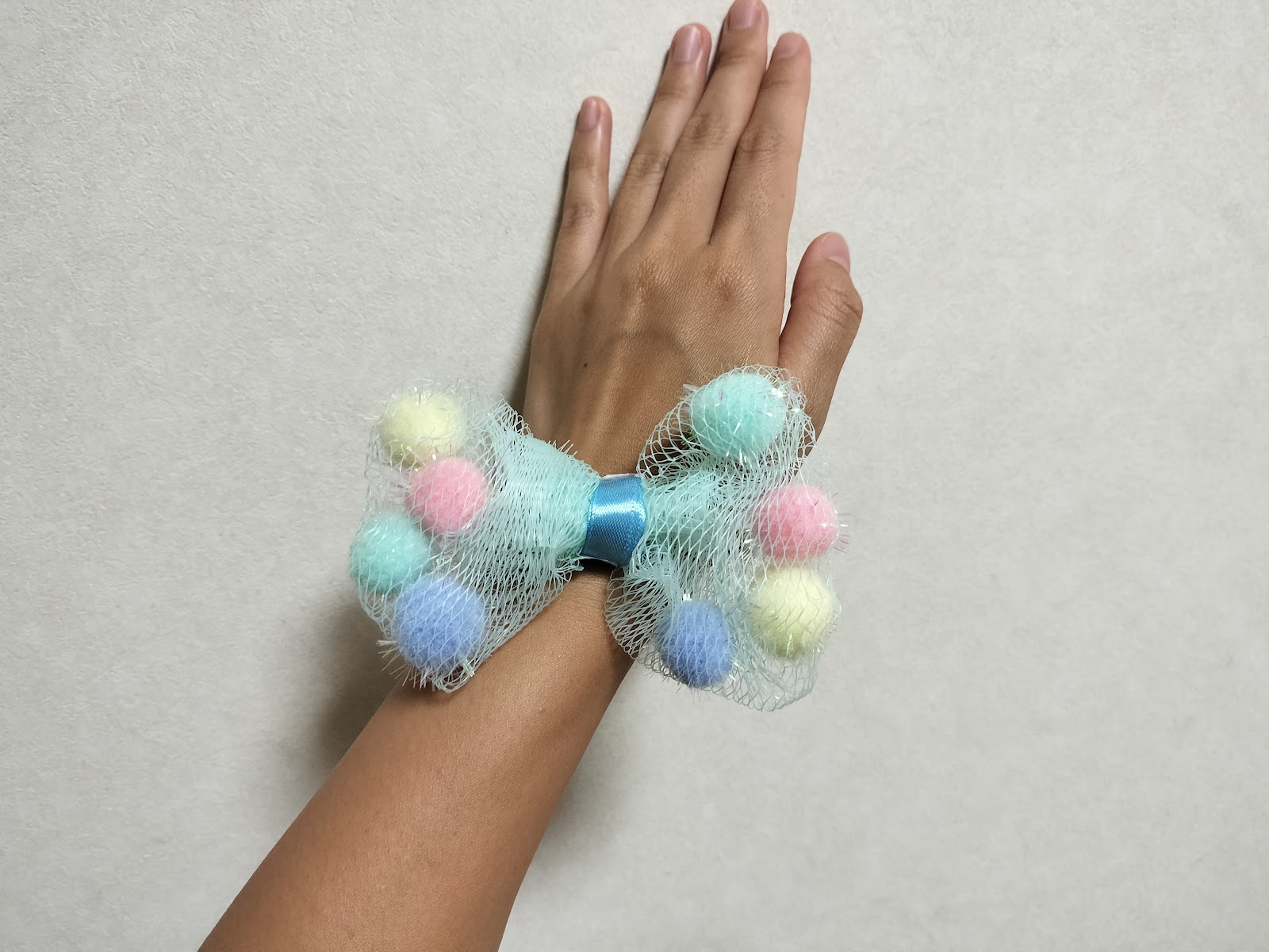 チュールリボンのキレイな結び方 ＆ ほどけにくくなるpoint動画です🫶さくっと見れるように少ーし早回ししているので、聞き取りにくい点あったらごめんなさい🙏お出かけしてたら褒められた♡という嬉しいメッセージたくさん頂きました💕 ありがとうございます