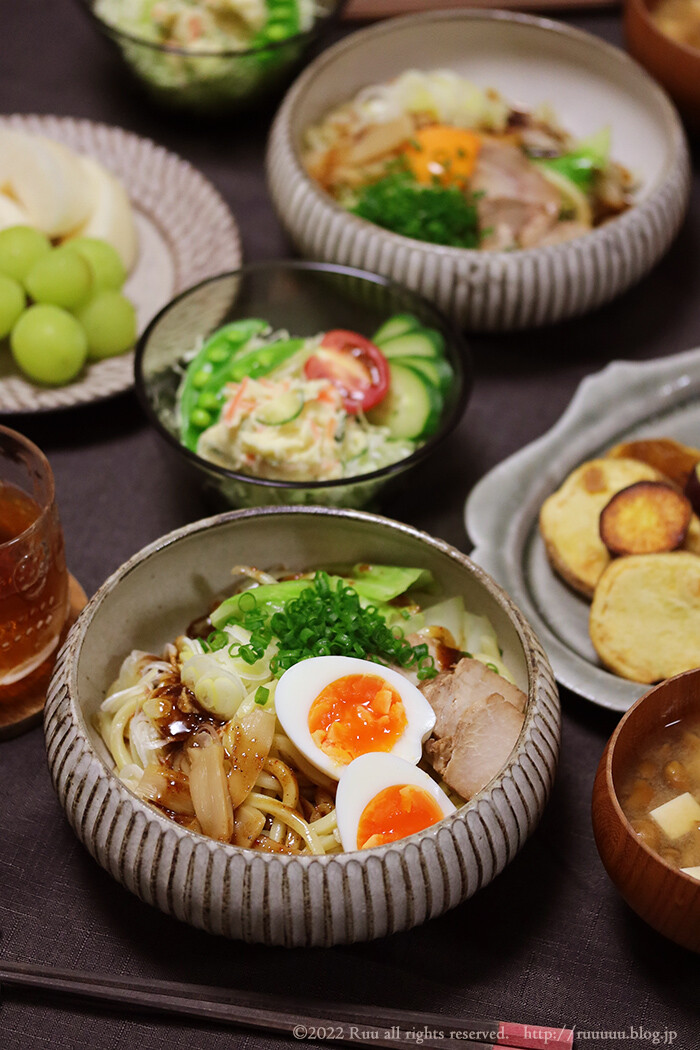 今朝は、ローストビーフ丼とポテトサラダ🥗 今日から、献立の解説入れていきまぁす。 メイン ローストビーフ丼 ※百貨店の半額SALEの一品 副菜ポテトサラダ ※ブロッコリー🥦動画でアップした巨大🥦消費のためポテトサラダに硬めにイン！きゅうり🥒高いし。 ポテトゆがく
