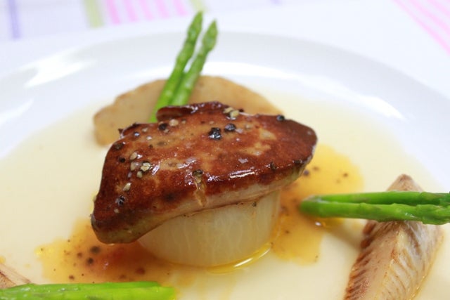 本日おすすめの一品 和風フォアグラ大根 しっかり出し汁が染みこんだ大根とフォアグラ 最高の相性の一品フォアグラのせ 染み大根調理時間 約２０分材料 １人分 ・ゴダール 冷凍フォアグラ エスカロップ １枚 ・白髪ねぎ 適量 ・水菜 ２０ｇ ・大根 ７０ｇ