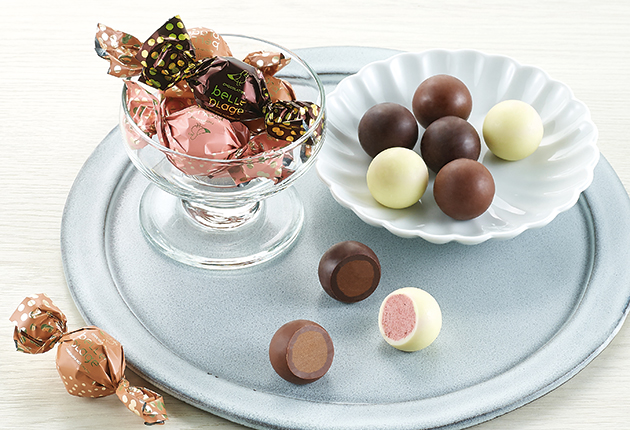 🧊今年もひんやり冷やしましょう🍫🧊 皆さまはチョコレートは常温で召し上がりますか?それとも冷やして召し上がりますか?? 夏でもチョコレート を召し上がりたい方は、ひんやり冷やしたチョコレートをお楽しみください🎶 口の中で溶け出すと、チョコの甘さが徐々に感じ